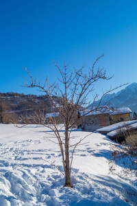 冬天的山景，晴天下雪