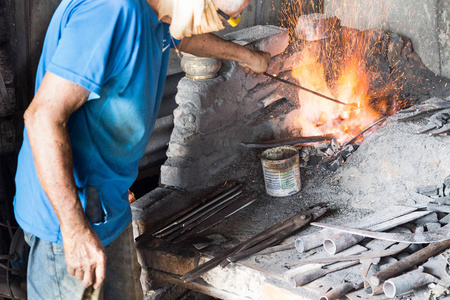 铁匠在马来西亚的小作坊工作。 这是一种衰落的贸易。