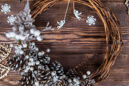 圣诞节冬季框架在黑暗的木制背景。 圣诞花环