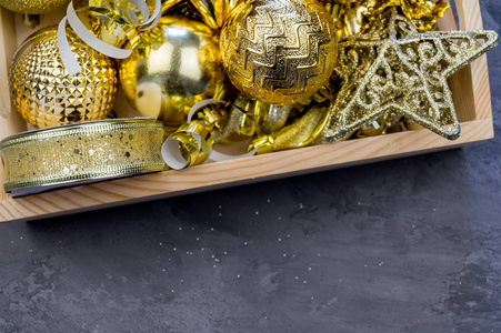 平躺圣诞节或派对背景与新年礼物包装盒丝带装饰的黄金和黑色。 平躺式顶部视图