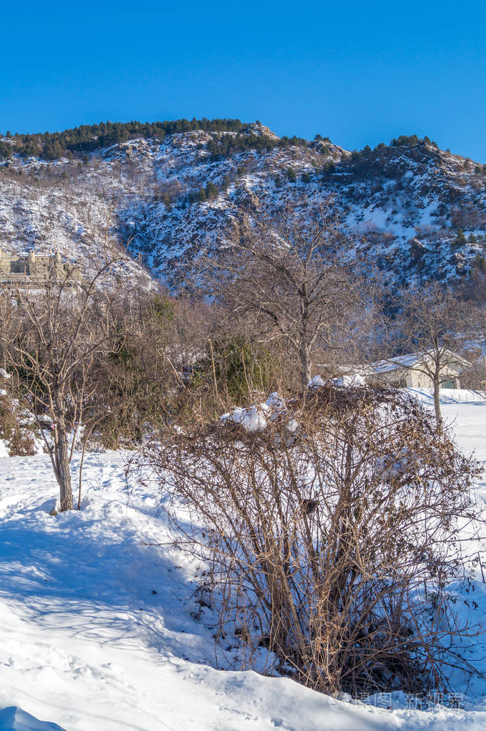 冬天的山景,晴天下雪
