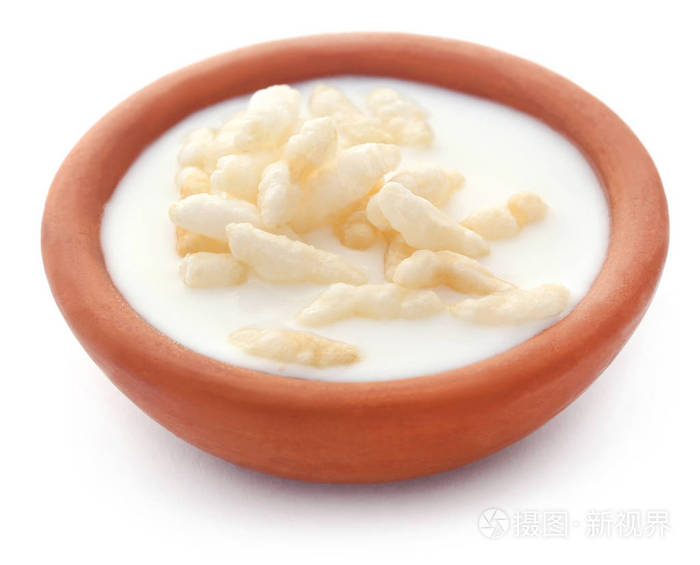 白色背景的吐米粘土陶器中的新鲜牛奶