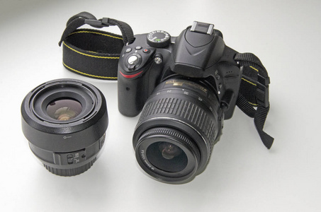 镜面数码相机D SLR，灰色背景上有几个镜头。