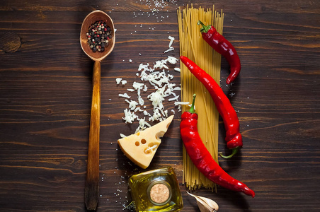 辣椒和意大利菜烹饪配料深色木质背景, 顶部视图, 复制空间