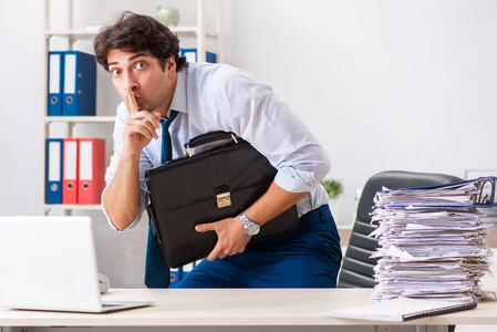 超负荷的忙碌的员工, 工作和文件过多照片