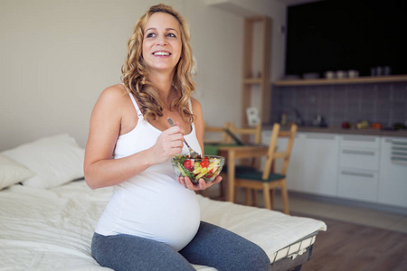 孕妇照顾进食健康食物的肖像图片