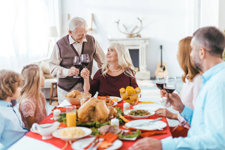 一家人一起在家吃感恩节晚餐图片
