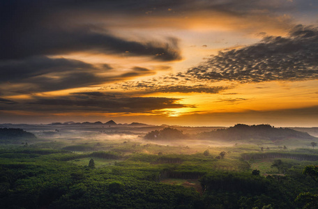 美丽的日出景象，自然乡村，泰国。