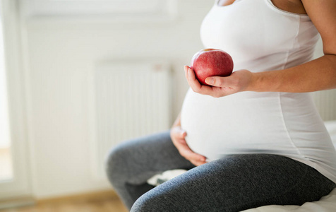 孕妇照顾进食健康食物的肖像图片