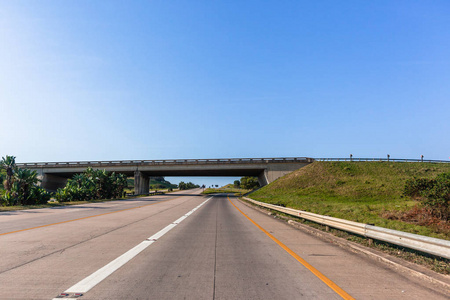 道路公路车辆在入口坡道上通过景区景观透视乘客司机的视角。