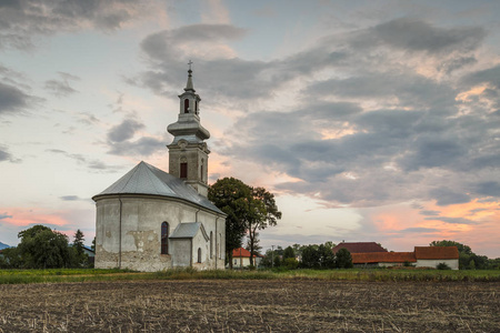 斯洛伐克中部图里耶克地区有教堂的乡村景观