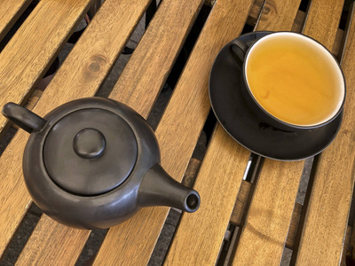 一个茶壶和一杯绿茶一杯绿茶