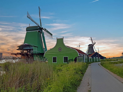 日落时分，荷兰乡村的传统风车