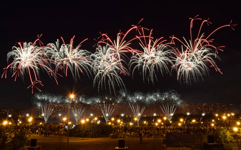 莫斯科2018年烟花节。来自英国的球队表现FANTAZIAFIREWORKS。俄罗斯，莫斯科，2018年8月19日