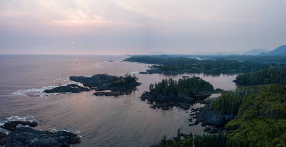 在多云的夏季日落期间，太平洋海岸的空中全景海景。 摄于加拿大不列颠哥伦比亚省温哥华岛。