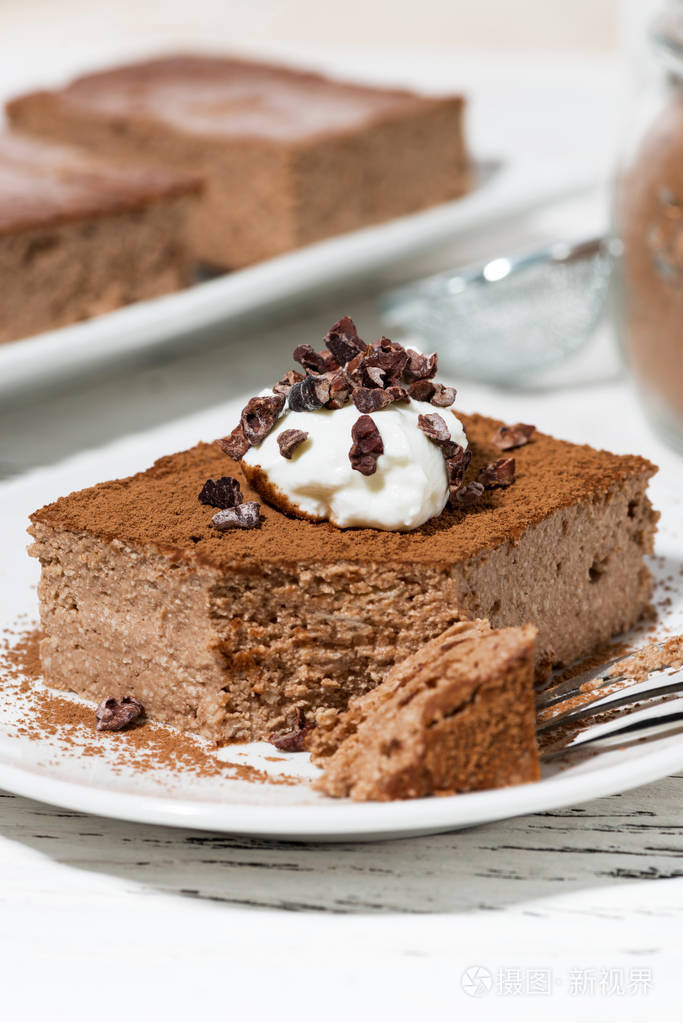 一块巧克力芝士蛋糕垂直特写