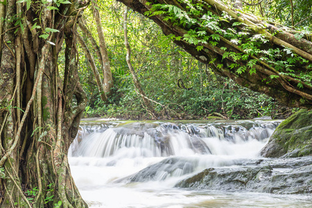 杰德科德瀑布在杰德科德庞松自然研究和生态旅游中心，好，雅国家公园萨拉布里，泰国