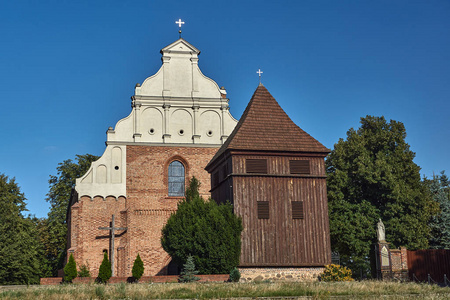 波兹南哥特教教堂的木制钟楼和门面