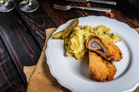 传统的法国菜鸡卷绳布勒或戈登蓝配芝士火腿和土豆泥