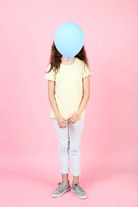 带着粉色背景气球的年轻女孩
