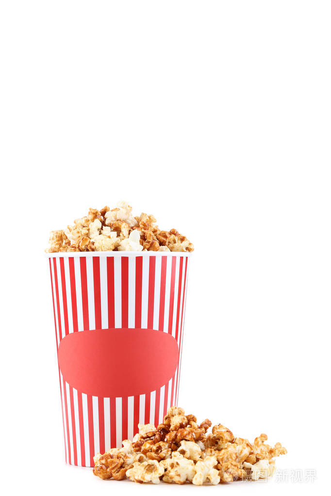 白色背景条纹桶装焦糖爆米花
