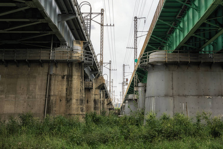 汉江铁路桥从下面. 这座桥连接了雍山站和叶伊多地区. 韩国首尔照片
