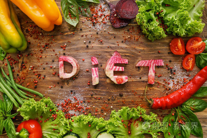 木质背景中含有健康产品和单词diet的成分
