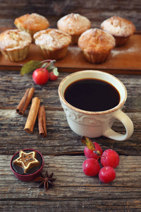 秋天的咖啡和苹果松饼分开.粗糙的条纹,色调的图像照片