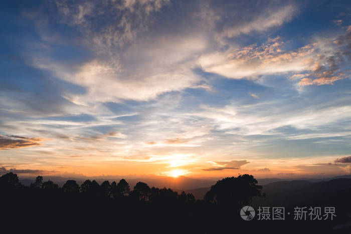 夕阳西下美丽的天空在黄昏