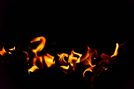 深夜烤架里燃烧煤火的火焰。复制粘贴。