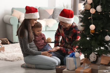 幸福的家庭在家装饰圣诞树
