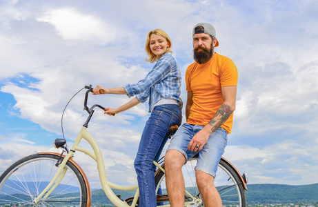 骑自行车的浪漫情侣与自行车浪漫的日期天空背景.