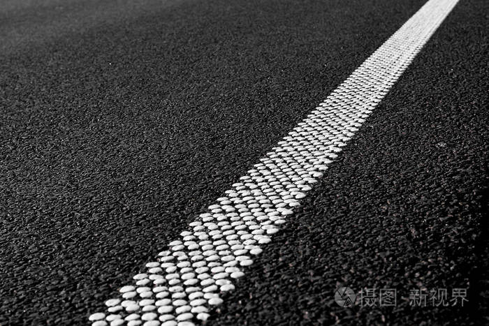 新的黑色沥青道路和从白点的分界线沥青的纹理背景