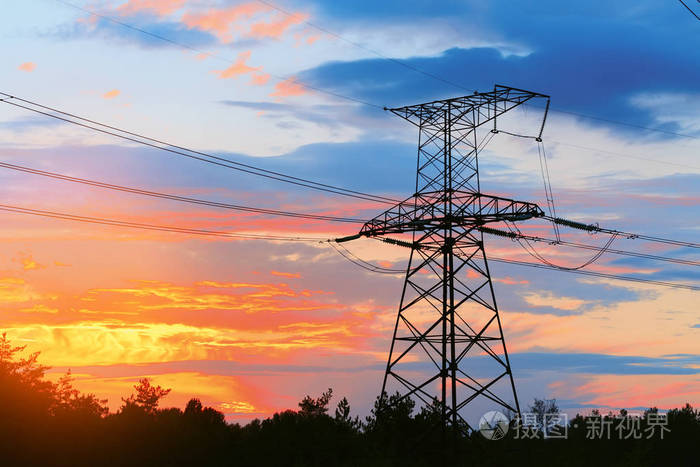 阳光下的电力线工业区的明亮抽象照片