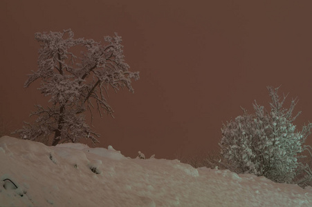 夜晚的山景和雪