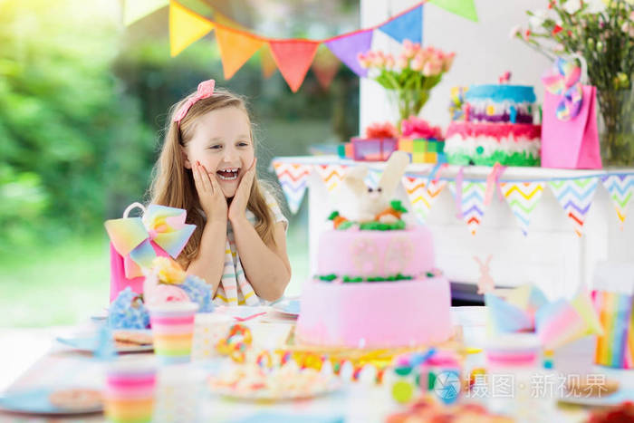 气球和横幅在节日装饰的桌子上为儿童或婴儿生日.