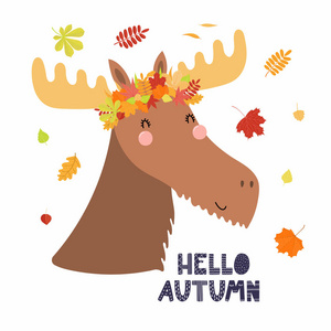 手绘矢量插图一个可爱的驼鹿在一个皇冠的落叶与报价你好秋。 孤立在白色背景上。 斯堪的纳维亚风格的平面设计。 儿童印刷的概念。