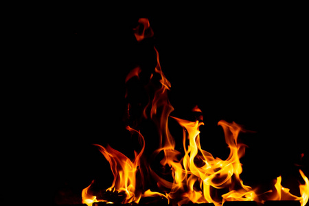 火苗从燃烧煤在烤架深夜. 复制粘贴.照片