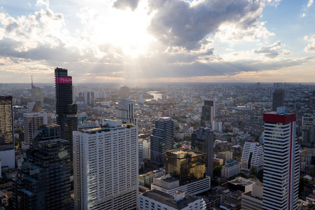 在阴天有许多摩天大楼，从曼谷可以看到一个很好的景色