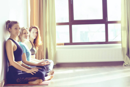 年轻灵活的女性在健身房做瑜伽