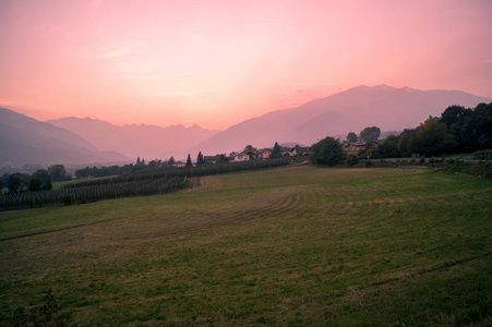 日落山，背景是山