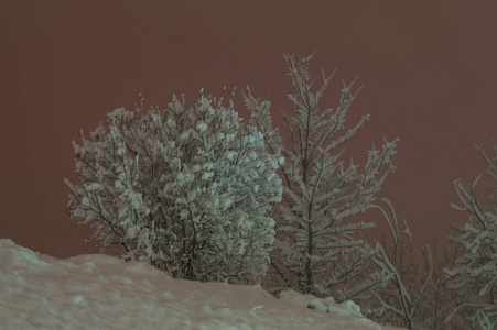 夜晚的山景和雪