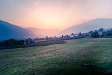 日落山，背景是山