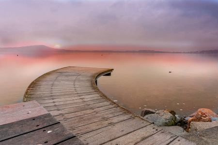 春天日落时的维佛罗内湖全景图片