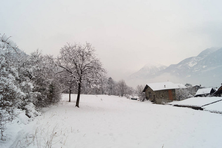 冬天有雪的穆坦全景