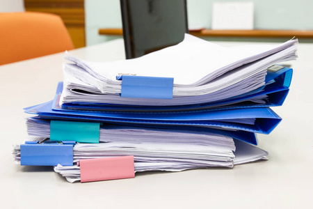 文件夹和业务报告文件叠放在工作办公室的工作办公室概念文件中