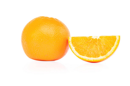 白色背景上分离的新鲜橙色水果片。