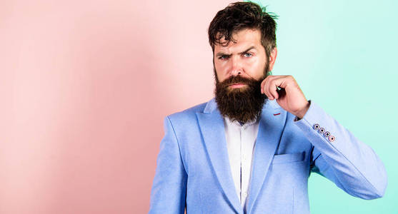 男子胡子时髦扭胡子粉红色蓝色背景。终极胡子美容指南。成长和保持胡子的专家提示。有长胡子的时髦英俊的帅哥