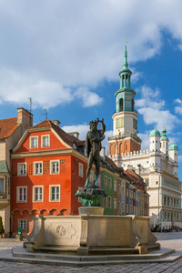 波兰波兹南的旧城镇广场上有阿波罗雕像的喷泉