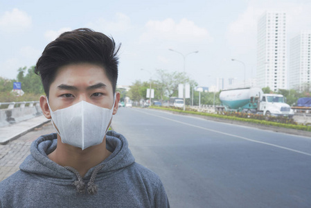 生活在空气污染的城市中的亚洲年轻人